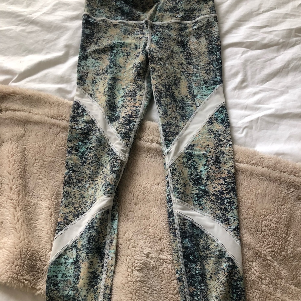 Multicolored workout leggings with mesh detailing